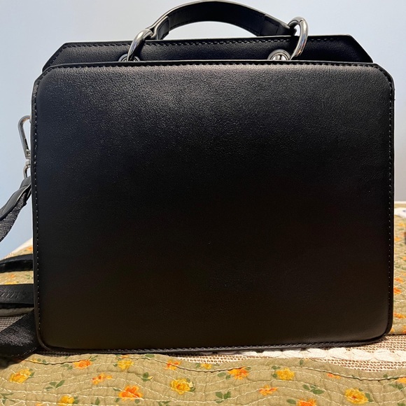 Steve Madden Sleek Black Crossbody Bag - Picture 2 of 4